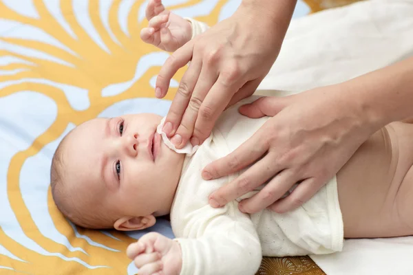 Cleaning baby — Stock Photo, Image