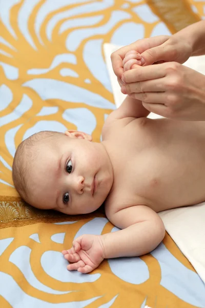 Massage van baby hand — Stockfoto