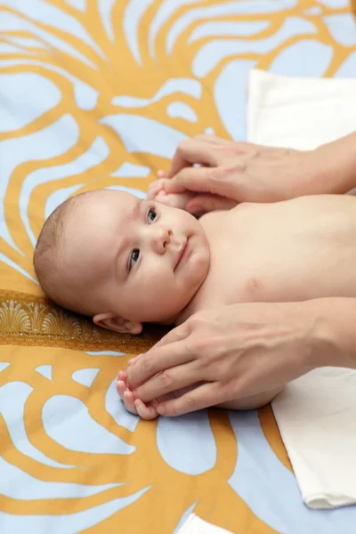 Massaggio delle mani del bambino — Foto Stock