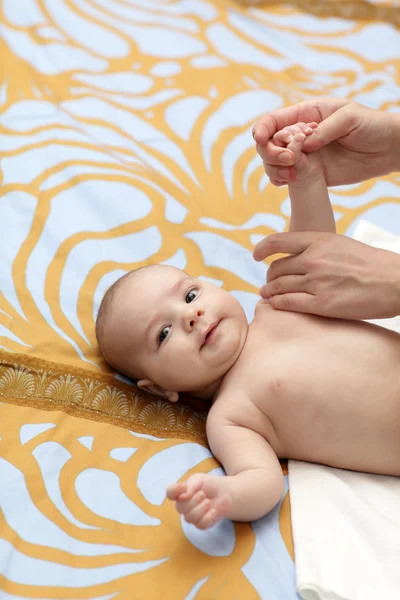 Massage de bébé — Photo