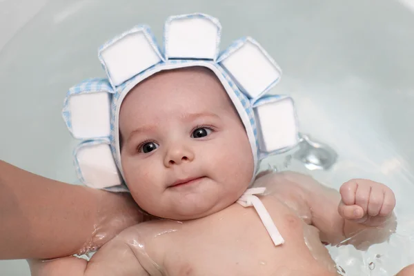 Bebé niño en baño en gorra de baño — Foto de Stock