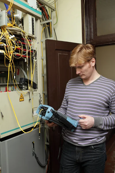 Técnico que mide fibra óptica — Foto de Stock