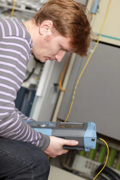 Analyse du technicien mesurant les résultats — Photo