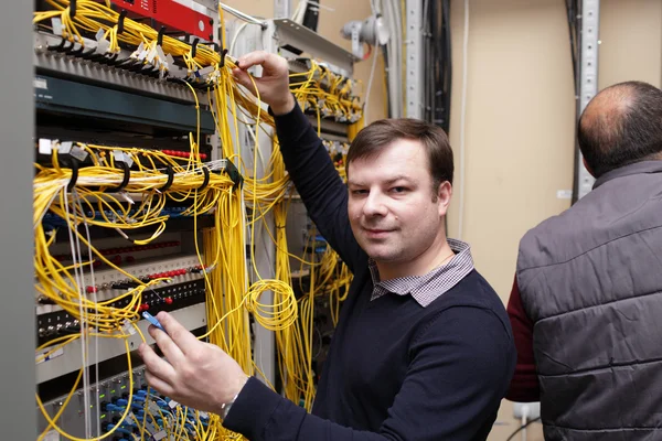 Techniker posiert im Serverraum — Stockfoto