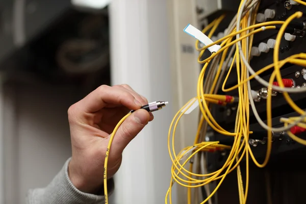 Técnico conectando fibra óptica — Fotografia de Stock