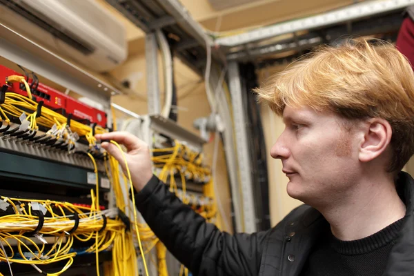 Técnico que conecta el conector óptico — Foto de Stock