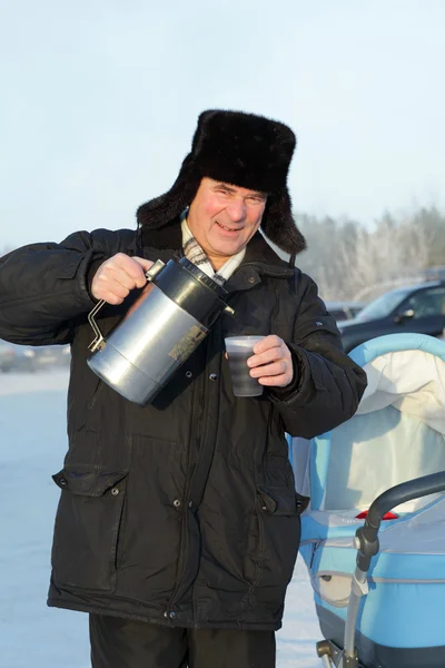 Man pouring tea outdoor — Stock Photo, Image