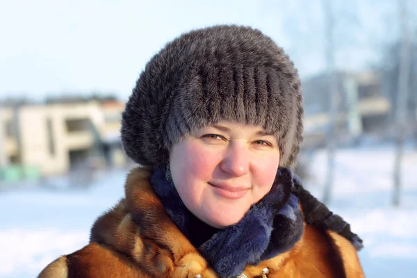 Женщина на открытом воздухе зимой — стоковое фото
