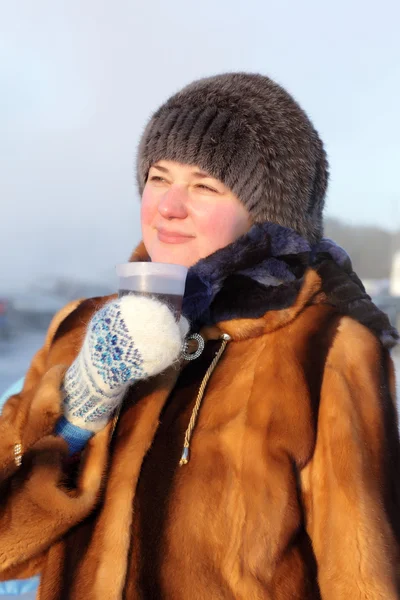 Vrouw met kopje thee buiten — Stockfoto
