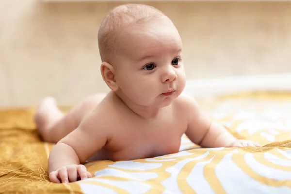 Bebé acostado en el estómago —  Fotos de Stock