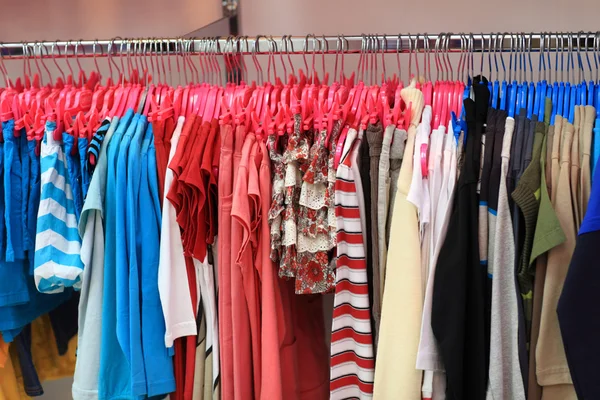 Kolorowe ubrania na wieszakach — Zdjęcie stockowe