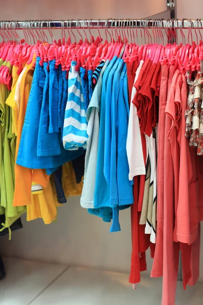 Hängande färgglada kläder — Stockfoto