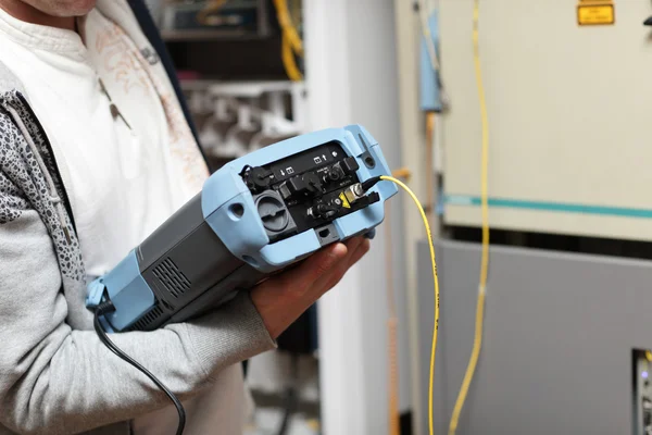 Technician with fibre optic analyser — Stock Photo, Image