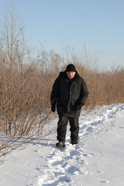 Homme marchant sur le sentier d'hiver — Photo