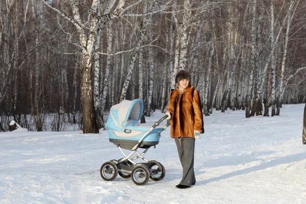 Femme avec chariot bébé — Photo