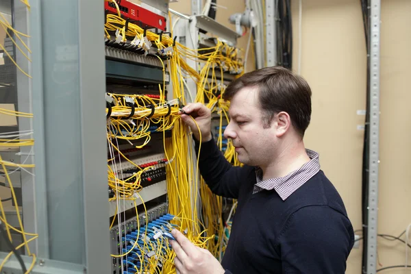 Engenheiro de rede jumpering fibra óptica — Fotografia de Stock