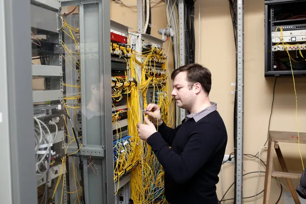 Technician makes cross connections — Stock Photo, Image