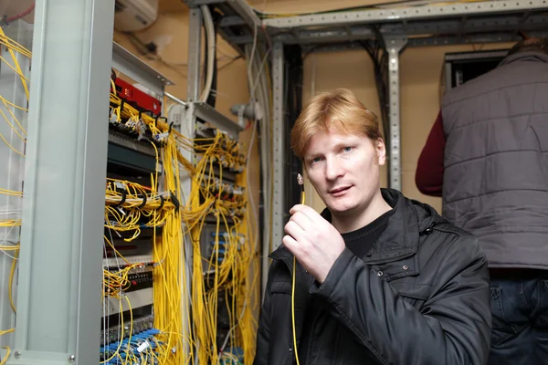 Técnico que muestra cable de conexión de fibra óptica — Foto de Stock