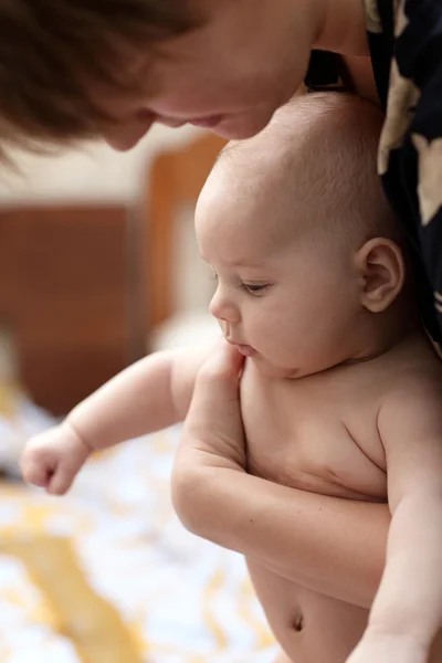 Anne kucağında bebek — Stok fotoğraf