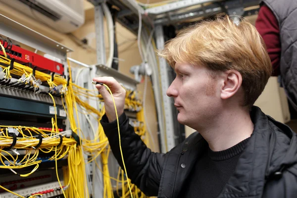 Netwerk engineer op focl site — Stockfoto