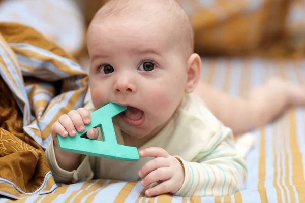 Bebé con carta —  Fotos de Stock