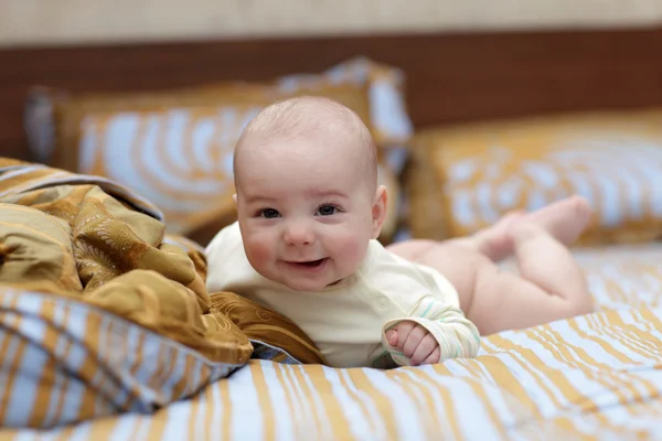 Glückliches Baby auf Laken — Stockfoto