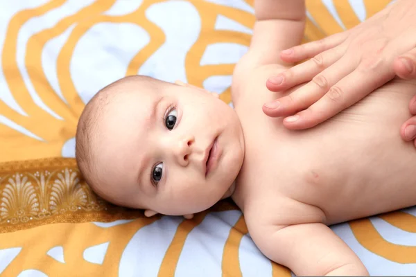 El masaje del bebé —  Fotos de Stock