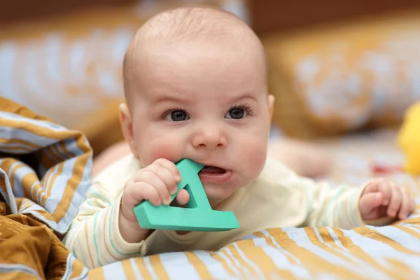 Wütendes Baby mit Alphabet — Stockfoto