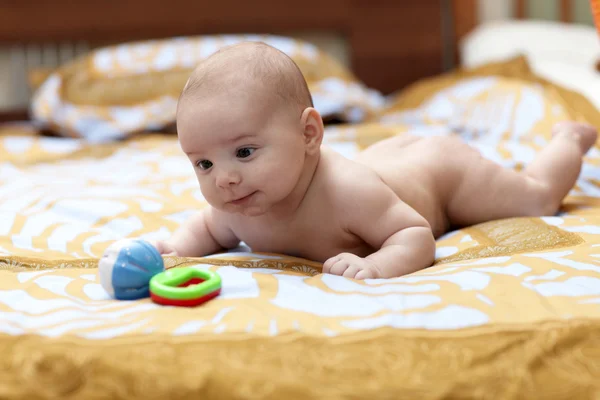 Glückliches Baby schaut auf Rassel — Stockfoto