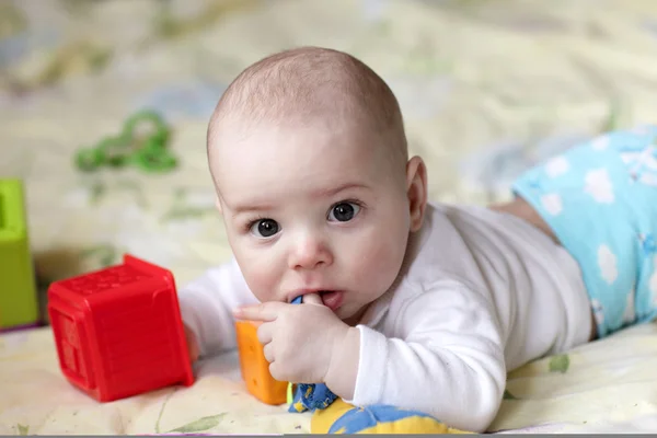 Pensivo bebê chupando seus dedos — Fotografia de Stock