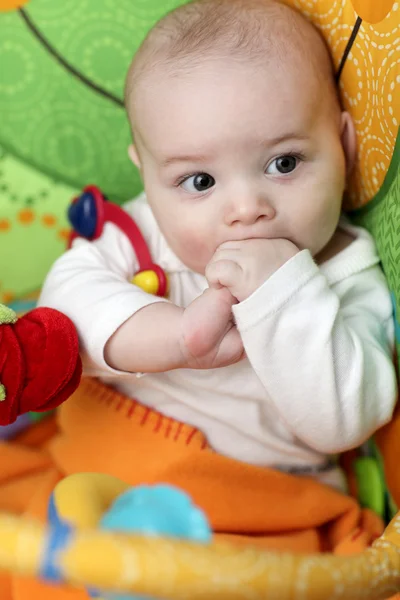Малыш сосёт пальцы — стоковое фото
