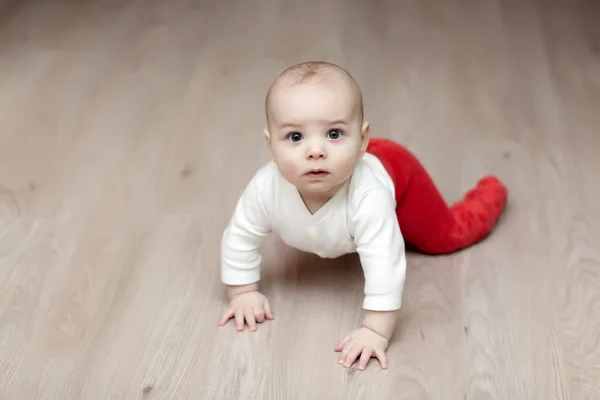 寄木細工の床の赤ちゃん — ストック写真