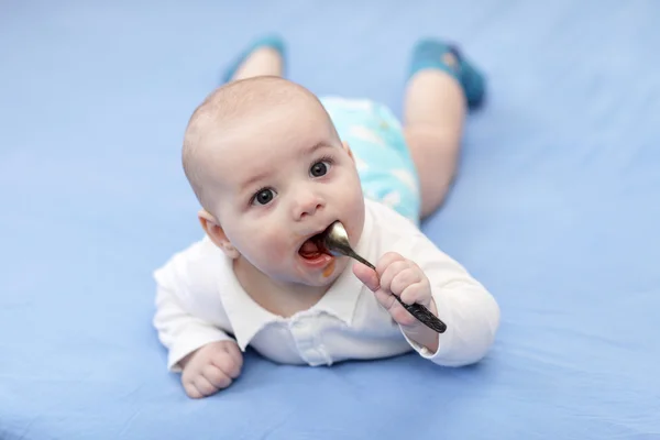 Niño con cuchara de jarabe de hierro — Foto de Stock