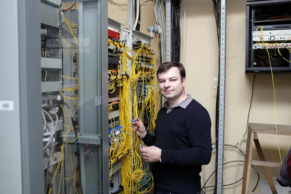 Het technicus die zich voordeed op serverruimte — Stockfoto