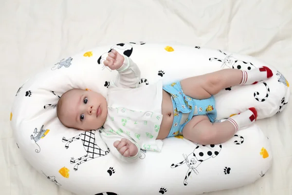 Baby auf Kissen liegend — Stockfoto