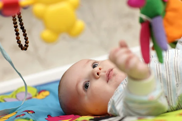 Bebé acostado en la alfombra —  Fotos de Stock