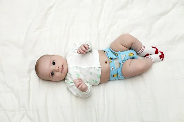 Baby liggend op rug — Stockfoto