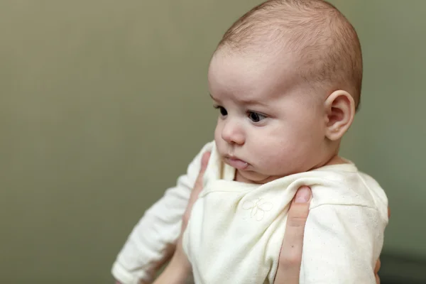 赤ちゃんが緑の背景 — ストック写真