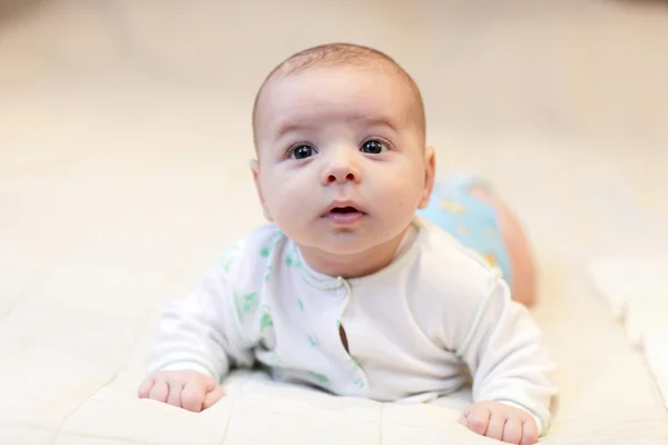 Удивлённый младенец — стоковое фото