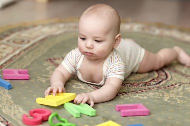 alfabe ile oynayan bebek