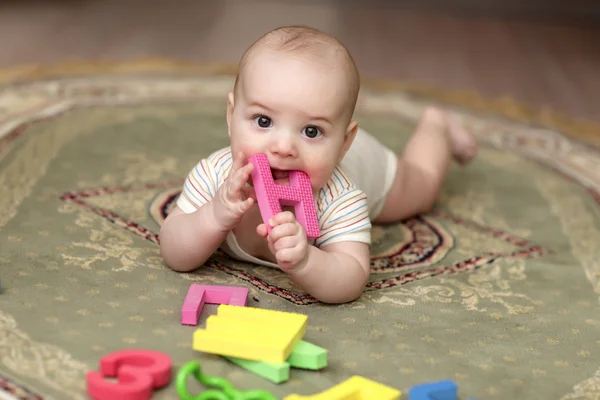 Μωρό αγόρι δαγκώματος αλφάβητο — Φωτογραφία Αρχείου