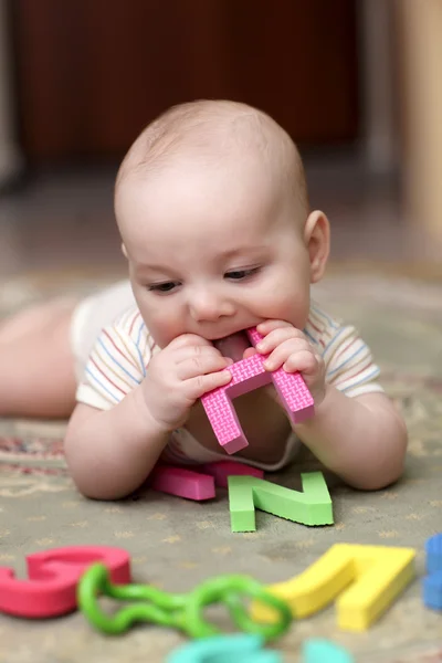 Baby boy kousání dopis — Stock fotografie