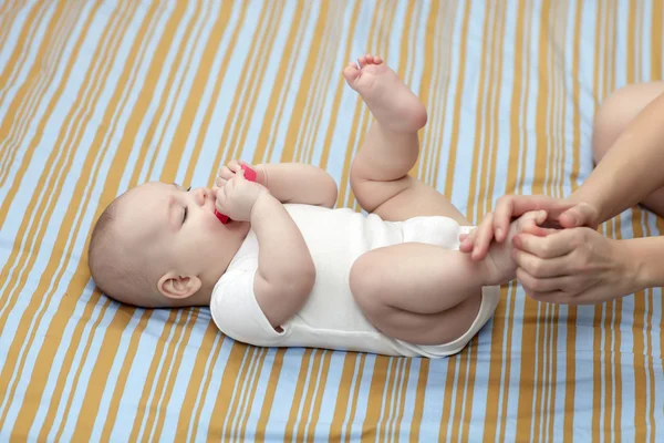 Bebé tiene masaje —  Fotos de Stock