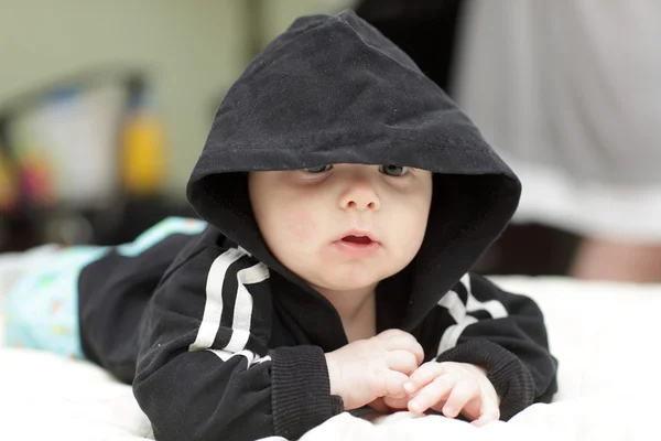 Bebê em um terno preto — Fotografia de Stock