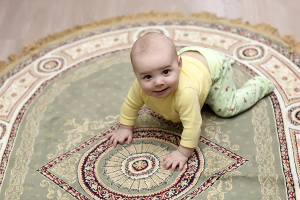 Дитини на килим — стокове фото