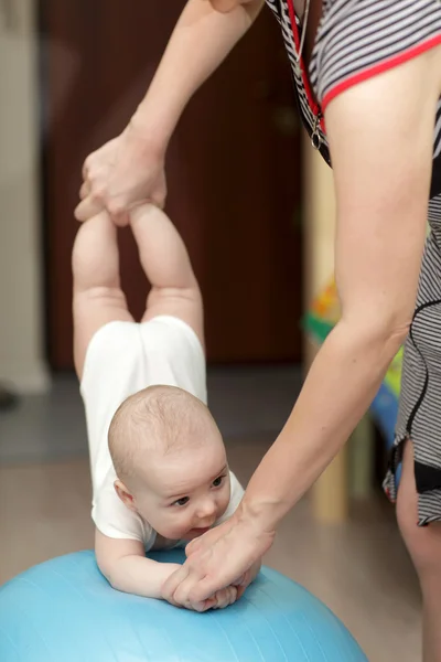 Bebé en la pelota de fitness —  Fotos de Stock