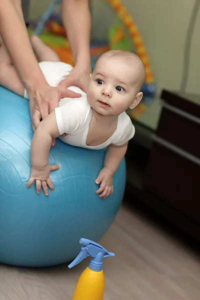 Bambino sulla palla da ginnastica — Foto Stock