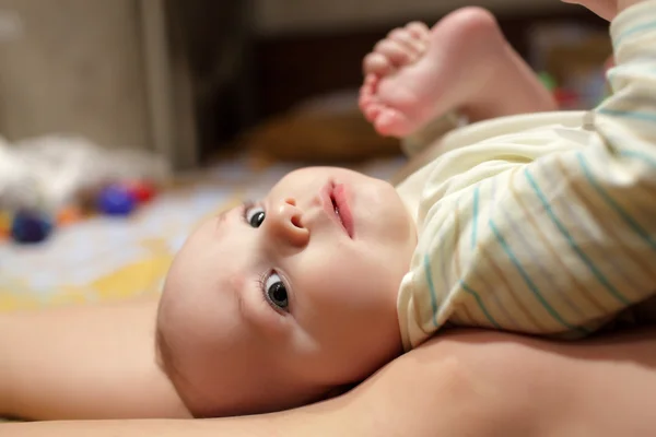 Baby on legs of mother — Stock Photo, Image
