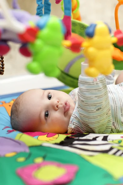Baby spelen thuis — Stockfoto