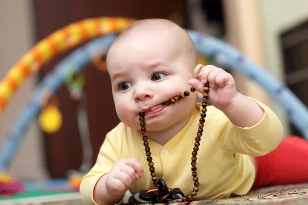 Baby saugt Perlen — Stockfoto